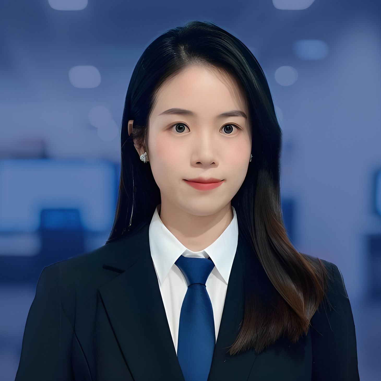사무실에서 파란색 넥타이를 매고 비즈니스 복장을 한 전문직 여성.